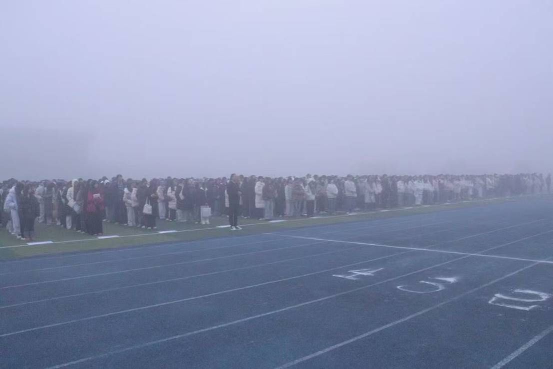 城市街道与高楼大厦的景色 AI 生成的内容可能不正确。