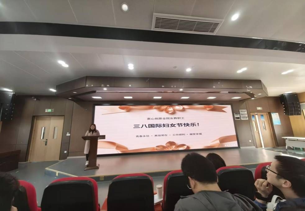 图为杨丽老师讲话