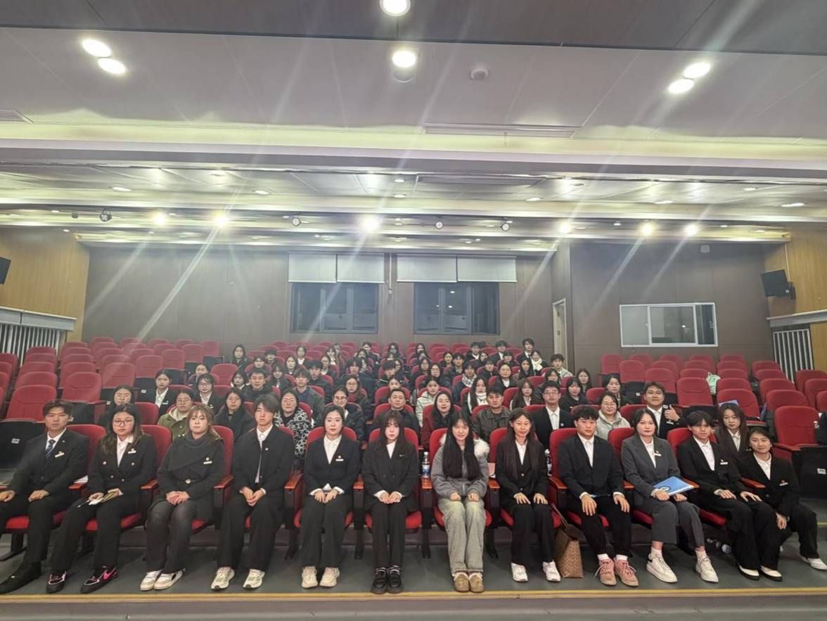 图为参会人员大合照