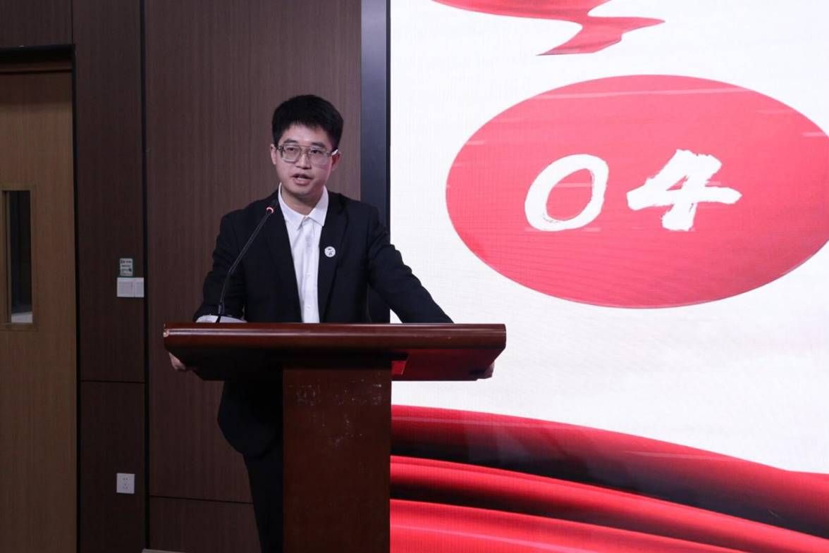 图为张锐老师进行会议总结